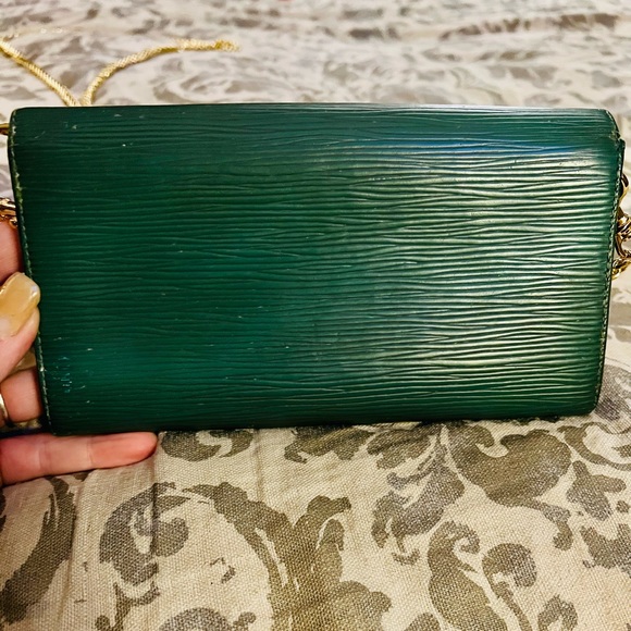 Louis Vuitton womens bifold green Epi leather Sarah wallet - Picture 6 of 14
